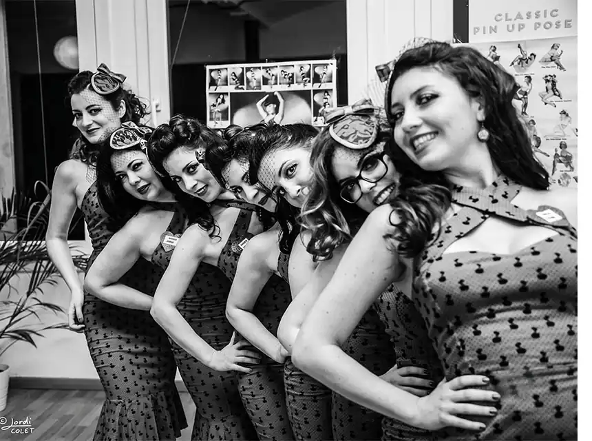 Espectacle burlesque amb copa gegant en una presentació de marca