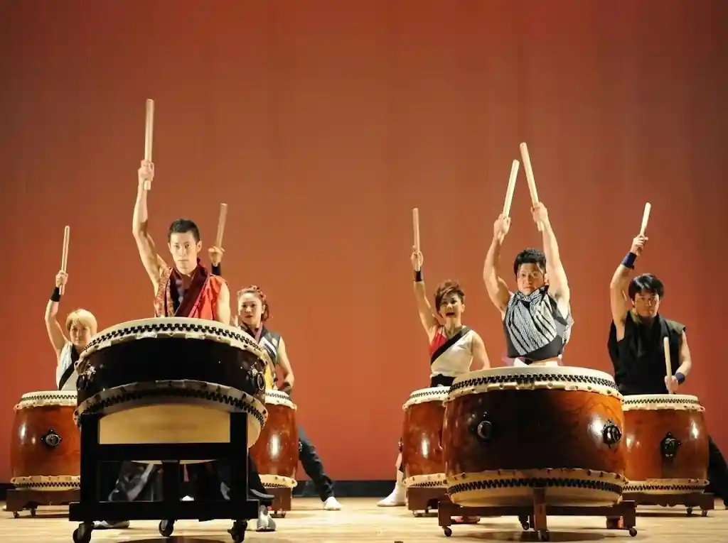 Tambors taiko en la inauguració d'un esdeveniment corporatiu