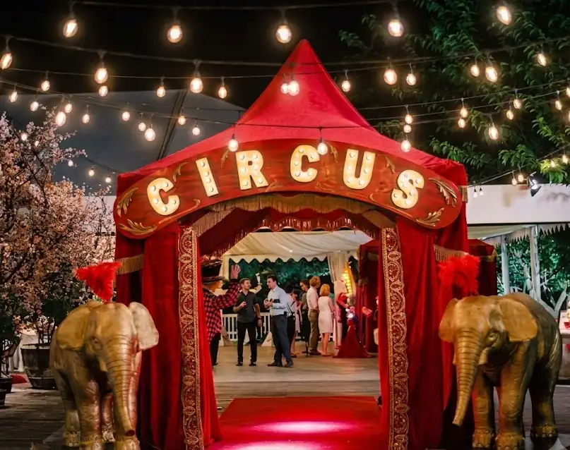 Festa temàtica de circ per a empreses amb casetes de fira