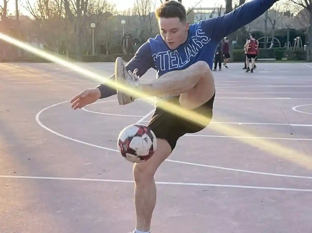 Exhibició de freestyle amb pilota en un family day d'empresa