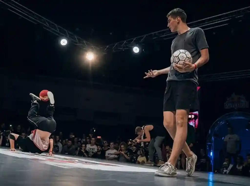 Freestyler de futbol en la inauguració d'una botiga
