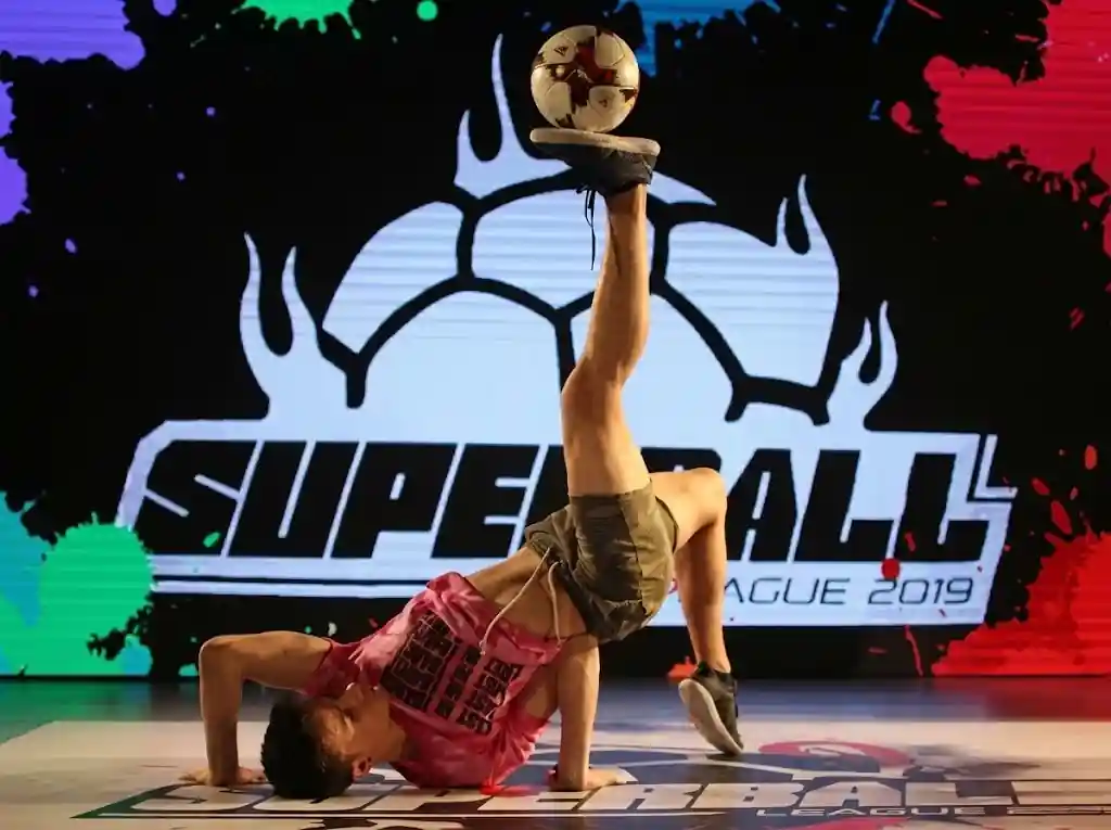 Freestyler de futbol fent trucs en un esdeveniment de marca esportiva