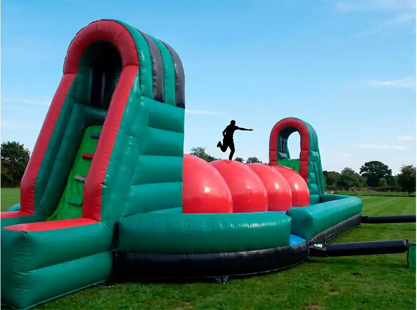 Inflable Wipeout en unes olimpíades d'empresa a Barcelona