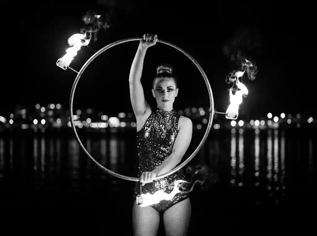 Artista d'hula hoop amb cèrcols LED en una festa d'empresa