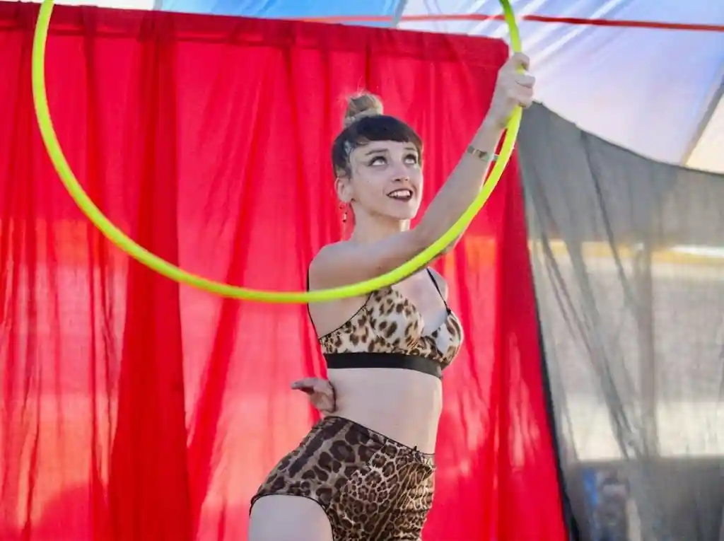 Espectacle d'hula hoop en un festival nocturn