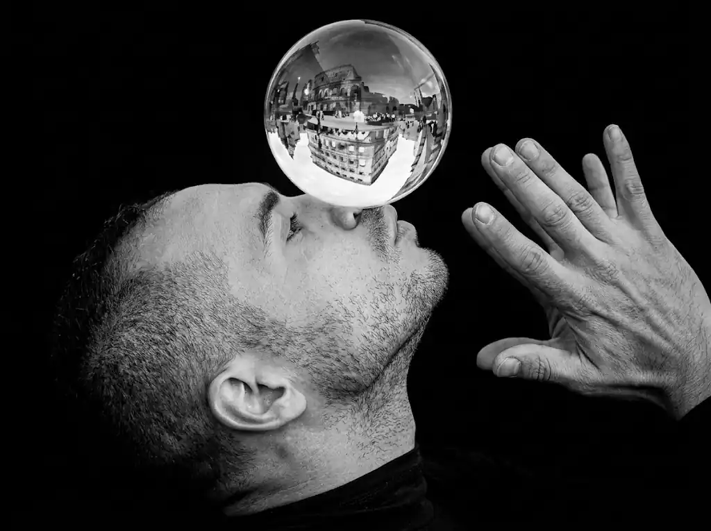 Malabarista de contact juggling entre convidats en una recepció