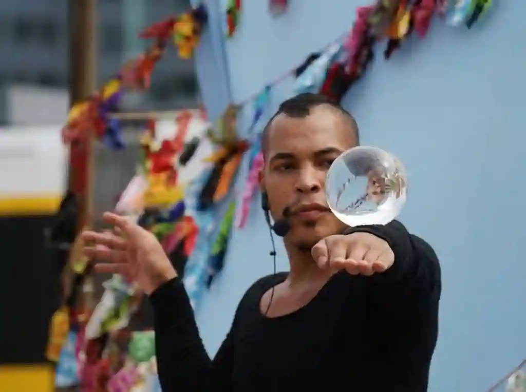 Artista de bola de cristall en un còctel de benvinguda d'empresa