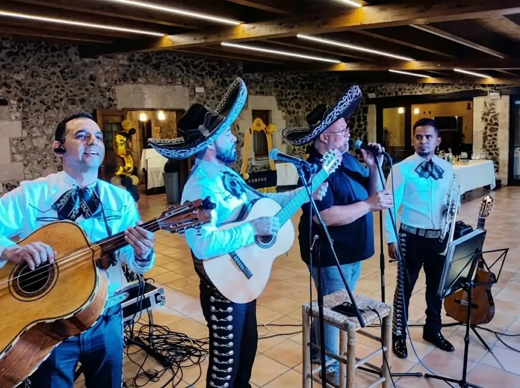 Mariatxis animant la inauguració d'un restaurant mexicà