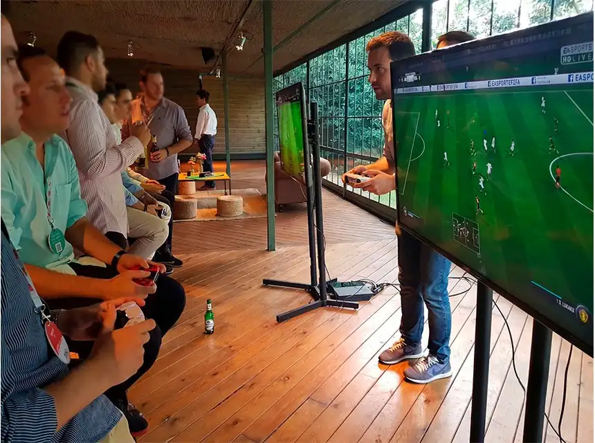Torneig de videojocs amb consoles en una fira