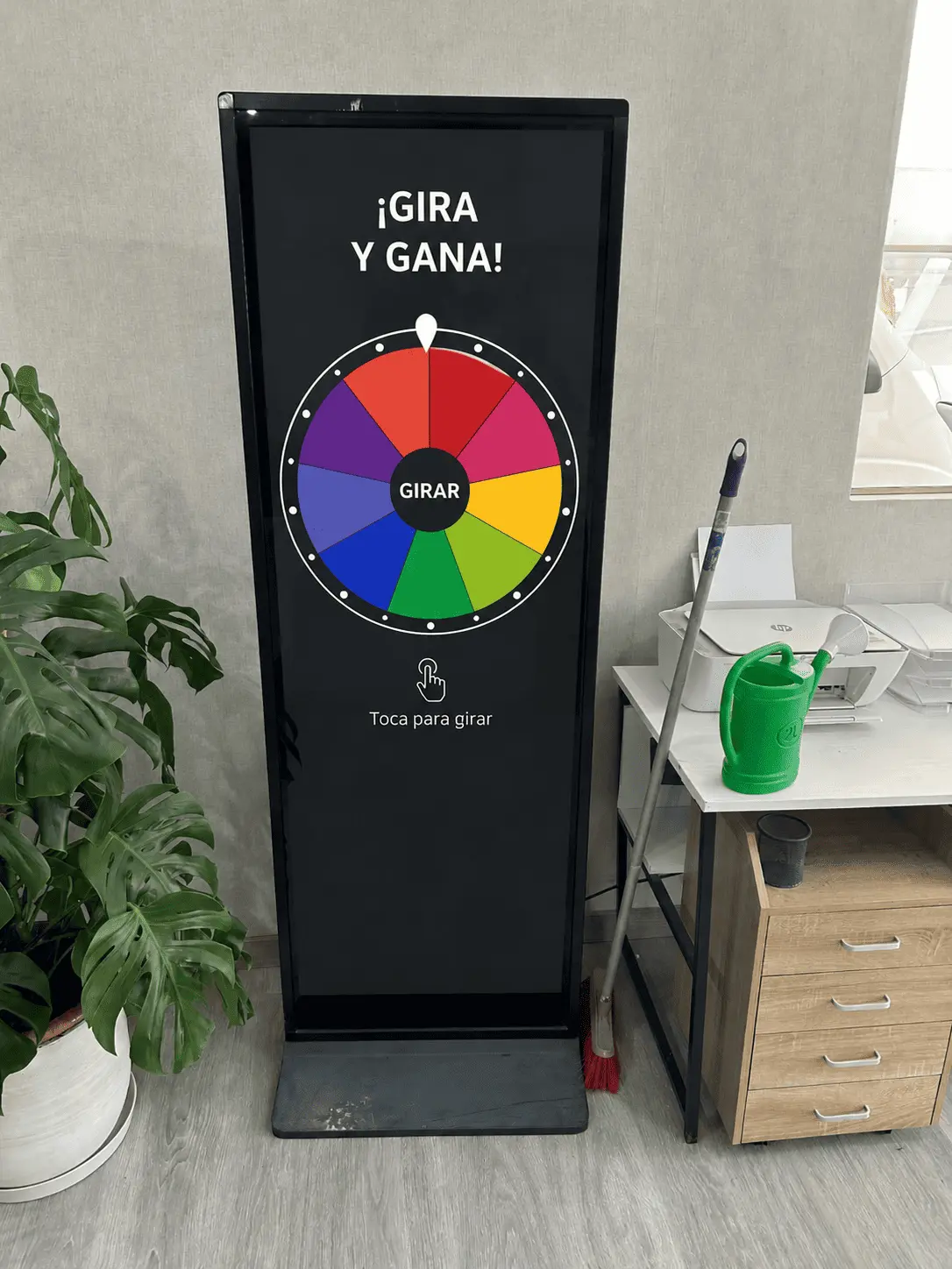 Ruleta virtual tàctil a l'estand d'un congrés