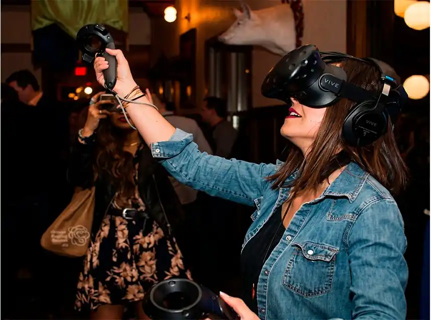 Assistent provant la realitat virtual en un congrés