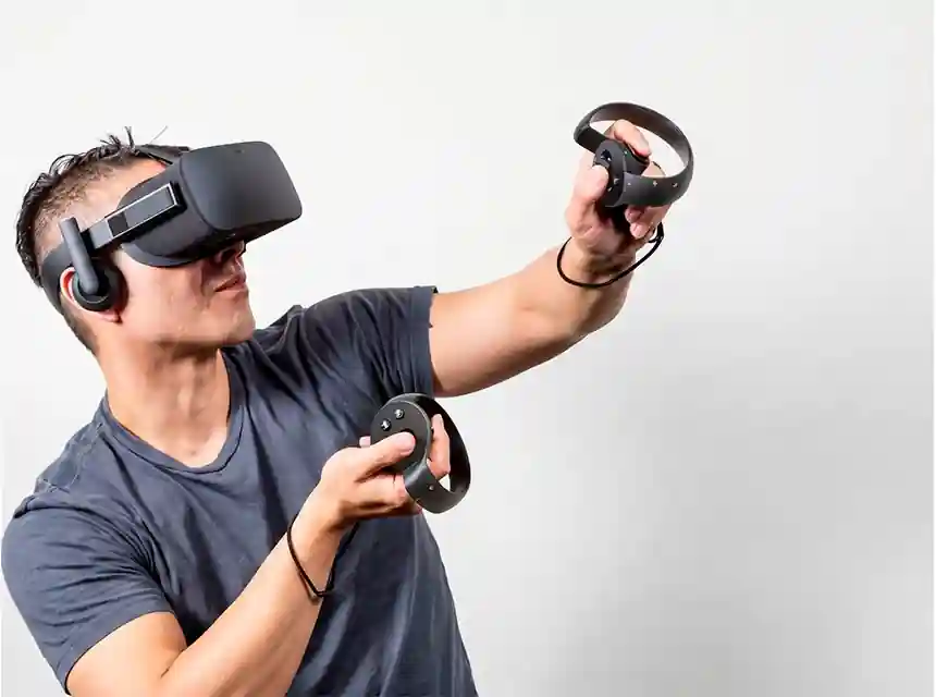 Estudiants amb ulleres VR en una fira educativa