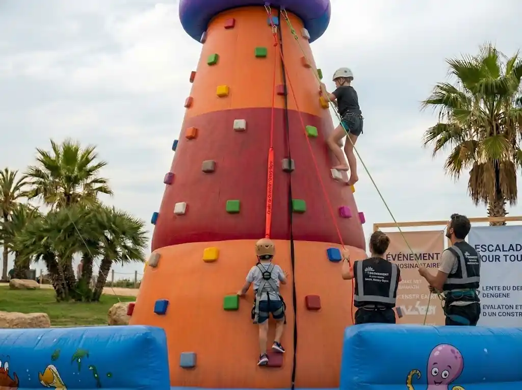 Rocòdrom inflable a la festa major d'un poble