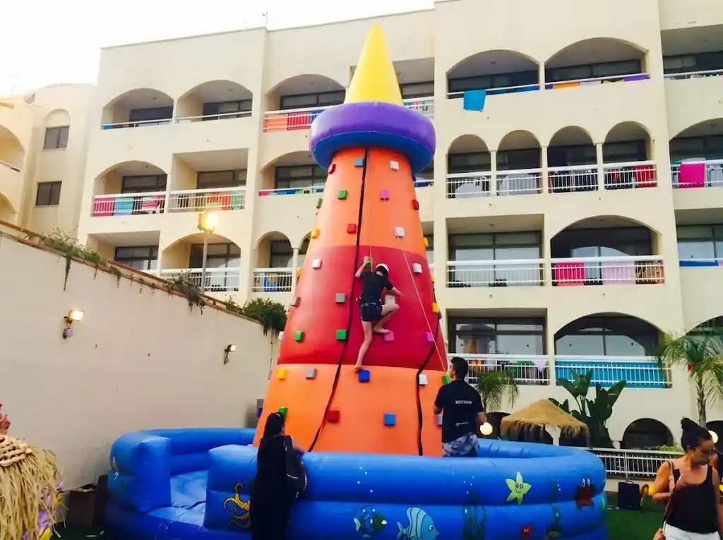 Paret d'escalada inflable en una cursa popular a Barcelona