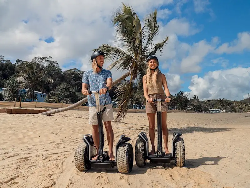 Monitor guiant un Segway en un esdeveniment d'empresa