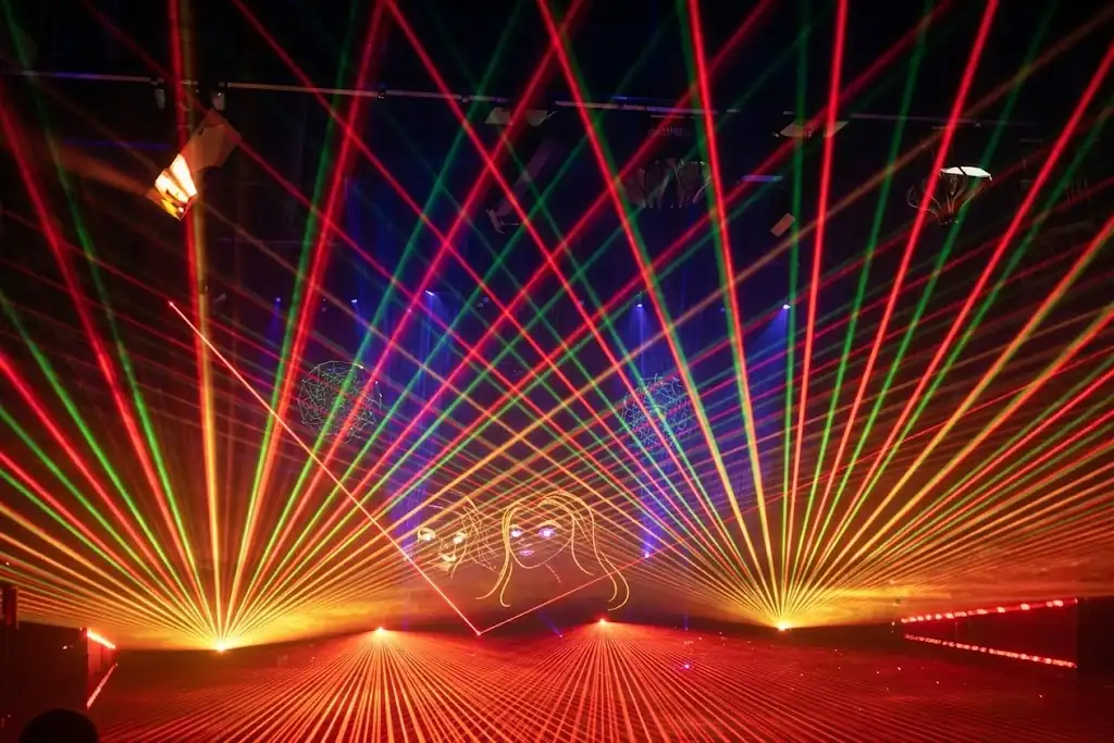 Espectacle de llums làser en una gala d'empresa