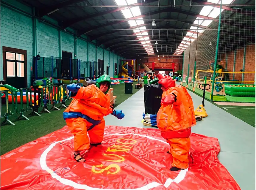 Companys competint en un inflable esportiu en un team building