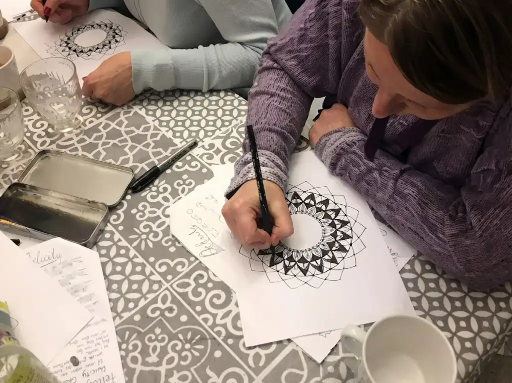 Mandala workshop in a rest area at a trade fair