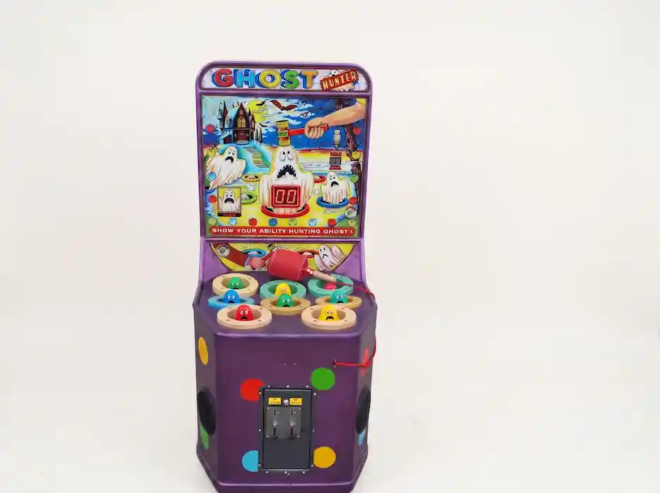 Veïns jugant al Whack-a-Mole en una festa major