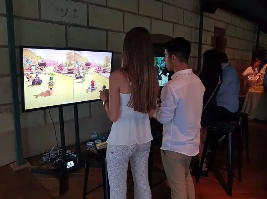 Torneig de videojocs en un sopar d'empresa