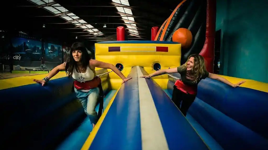Gimcana inflable tipus Humor Amarillo en una festa major