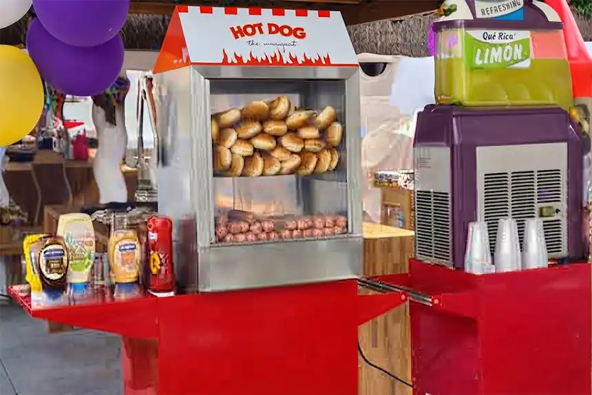 Hot dogs repartits en una activació de marca
