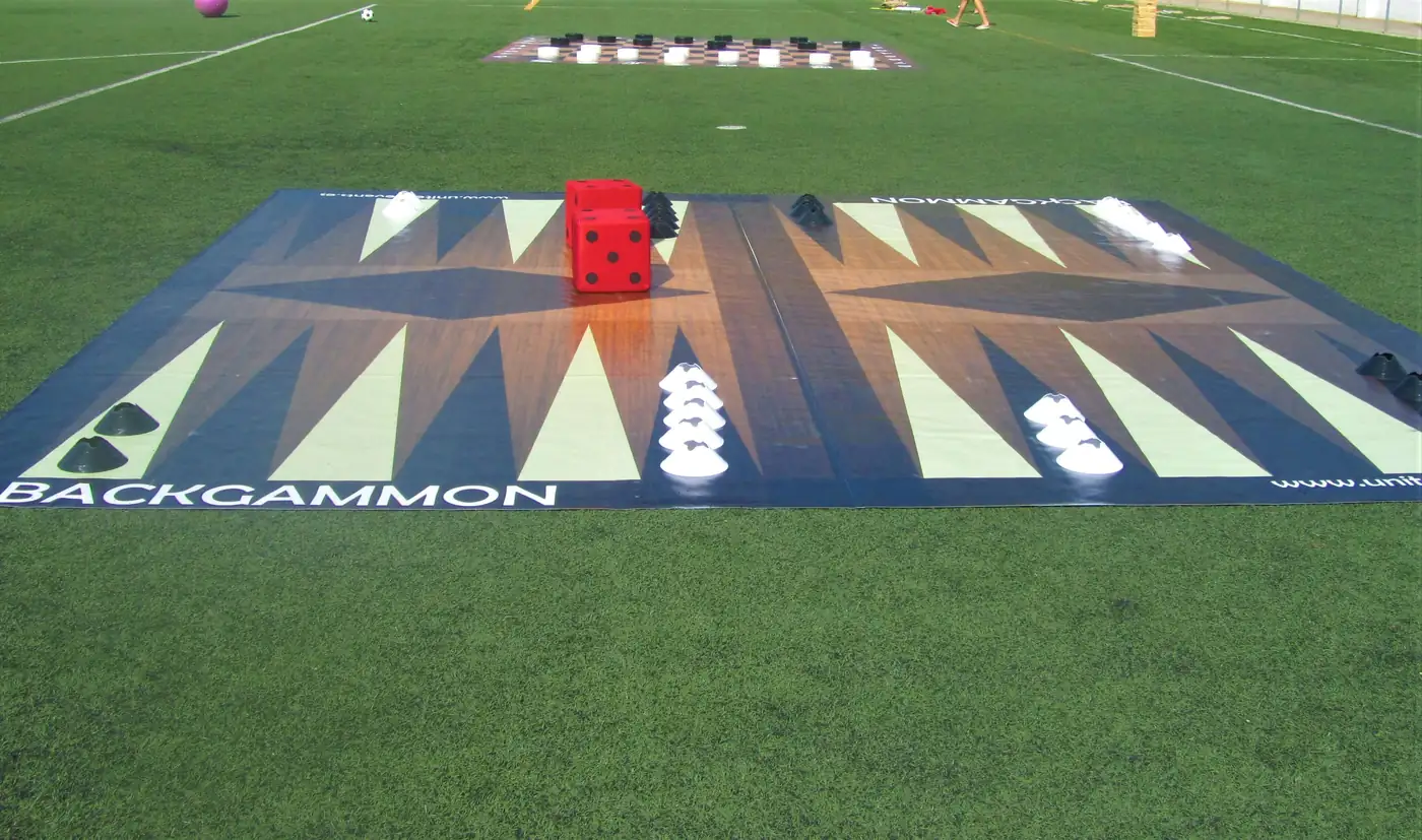 Hostes jugant al backgammon gegant a la terrassa d'un hotel