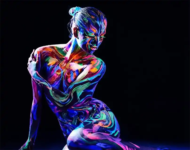 Body painting con logo de empresa en un stand de feria