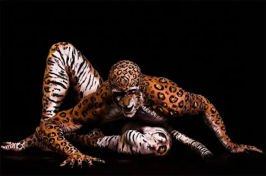 Modelo con body painting en un lanzamiento de producto