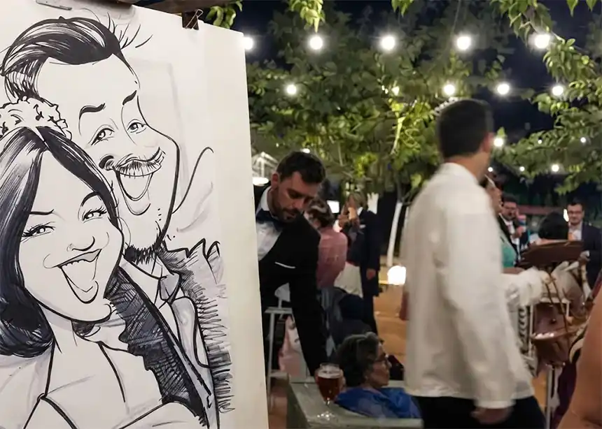 Parella rebent la seva caricatura en directe en un casament