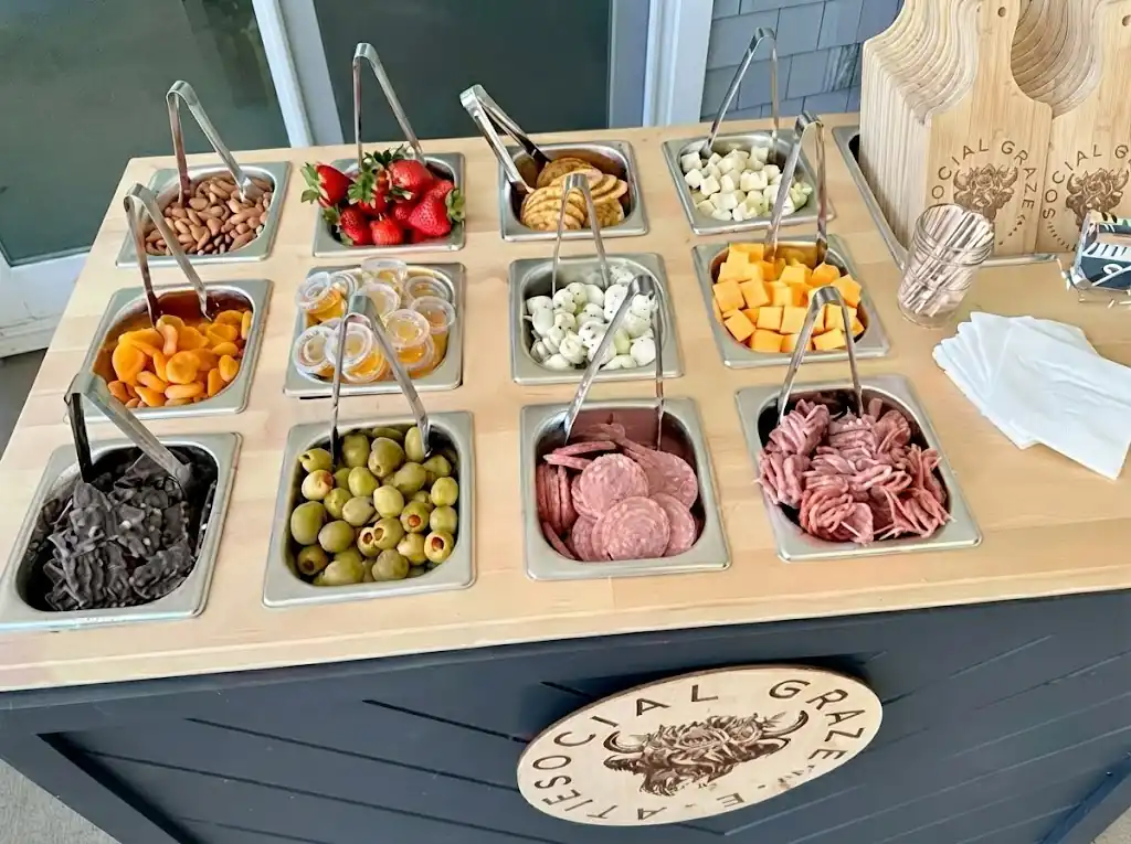 Taula de formatges artesans en un estand de fira gastronòmica