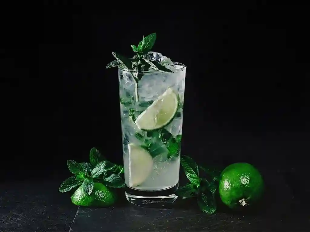 Convidats en un taller de cocteleria per a empreses