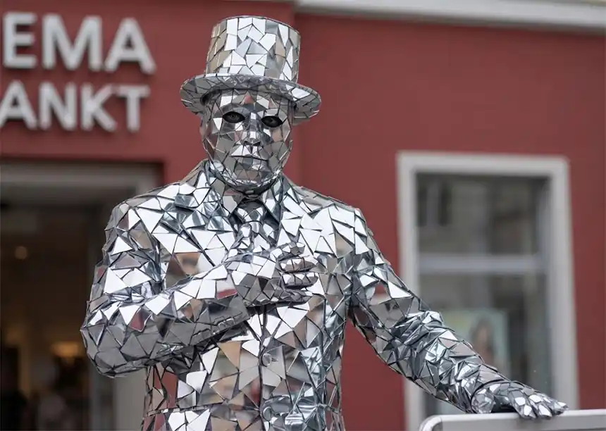 Estatuas humanas en el cóctel de una boda