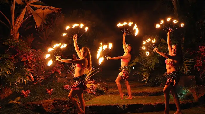 Ballarines de hula en una nit temàtica d'hotel