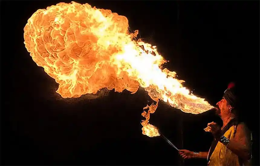 Faquir amb sabres en unes festes majors a l'aire lliure