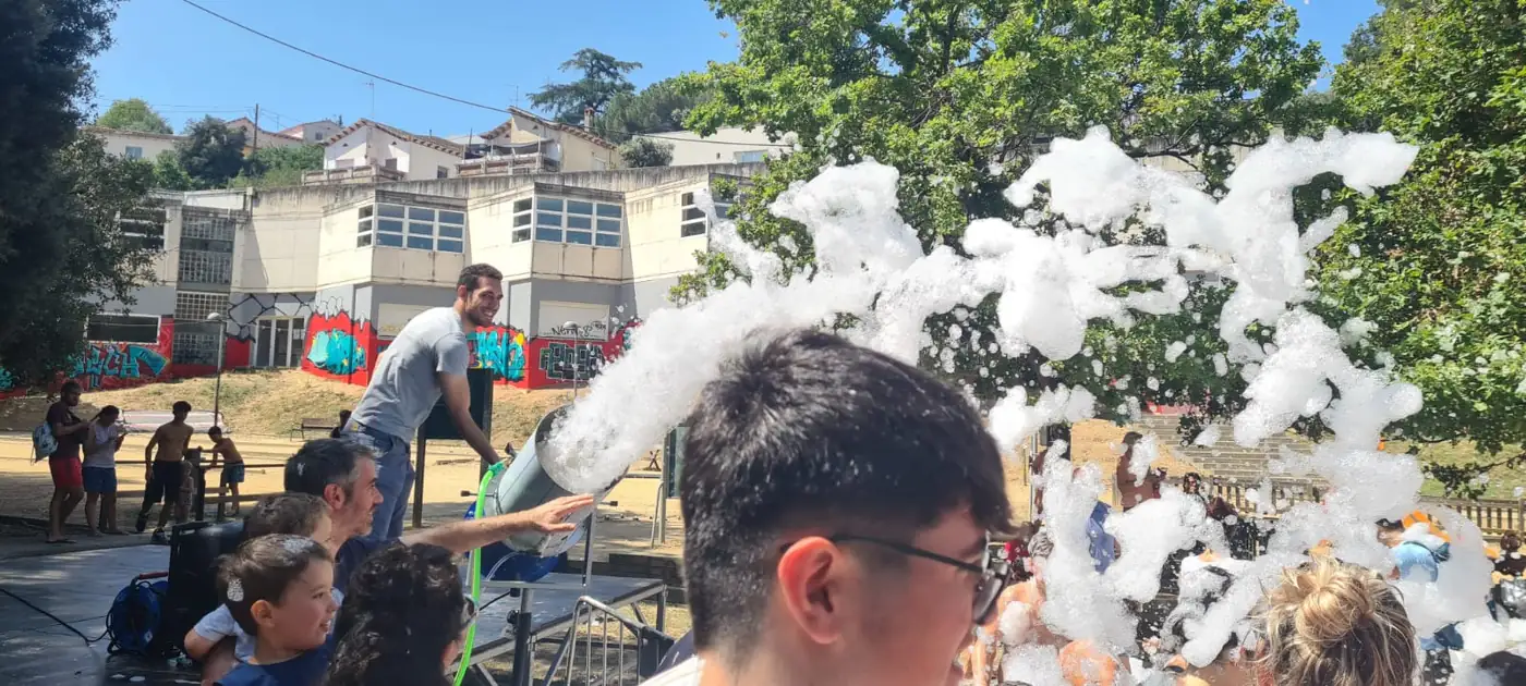 Nens jugant en una festa de l'escuma de final de curs