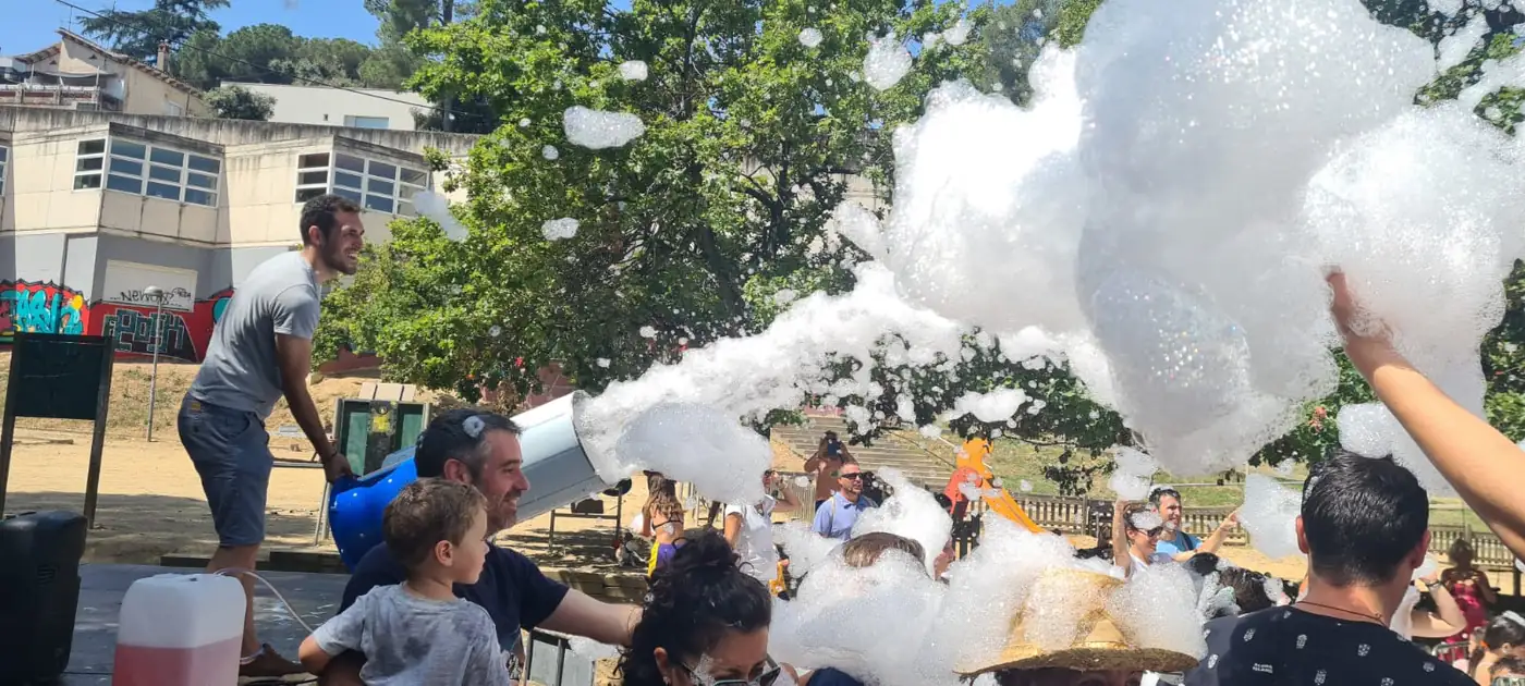 Canó d'escuma en una festa d'estiu d'un càmping