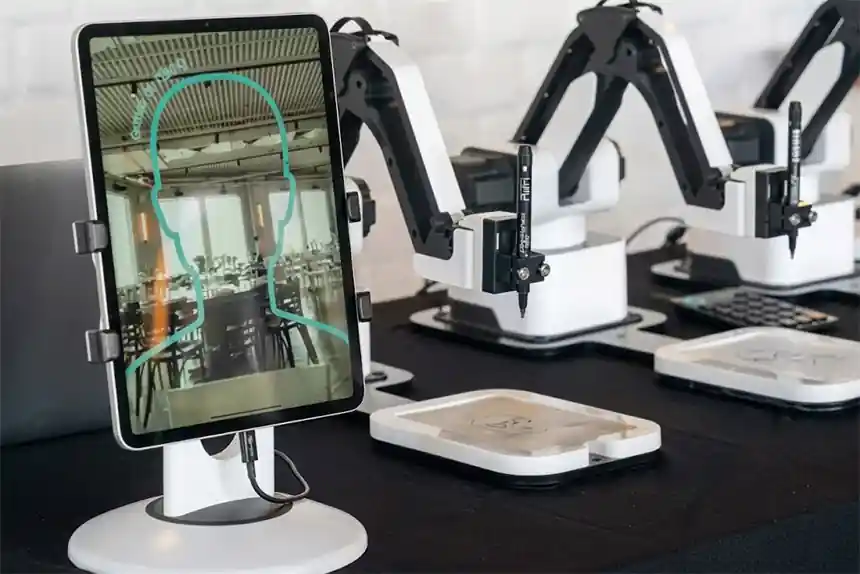 Videomaton robòtic amb càmera lenta en un llançament de producte