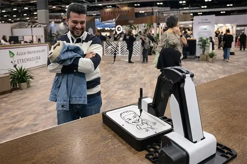 Fotomaton braç robot gravant convidats en una gala