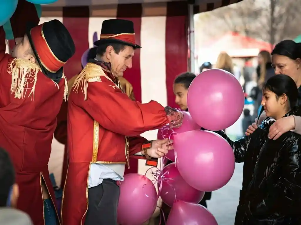 Children's Balloon Modelling at a real event
