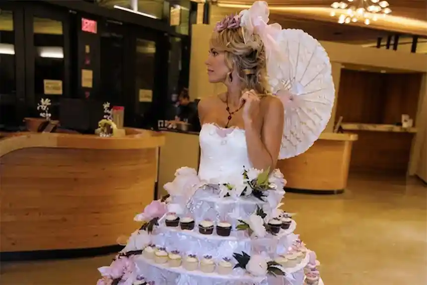 Living Cupcakes repartiendo cupcakes en el cóctel de una boda