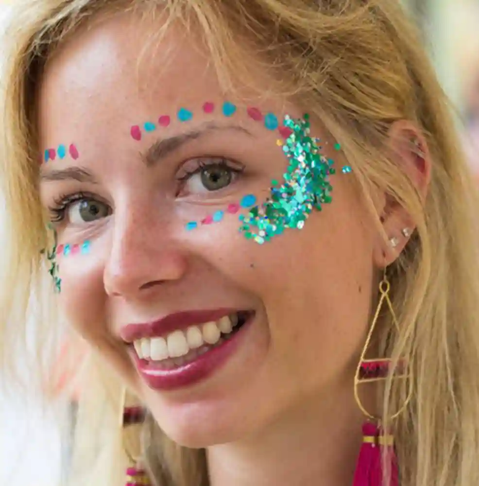 Glitter bar amb purpurina en un festival d'estiu