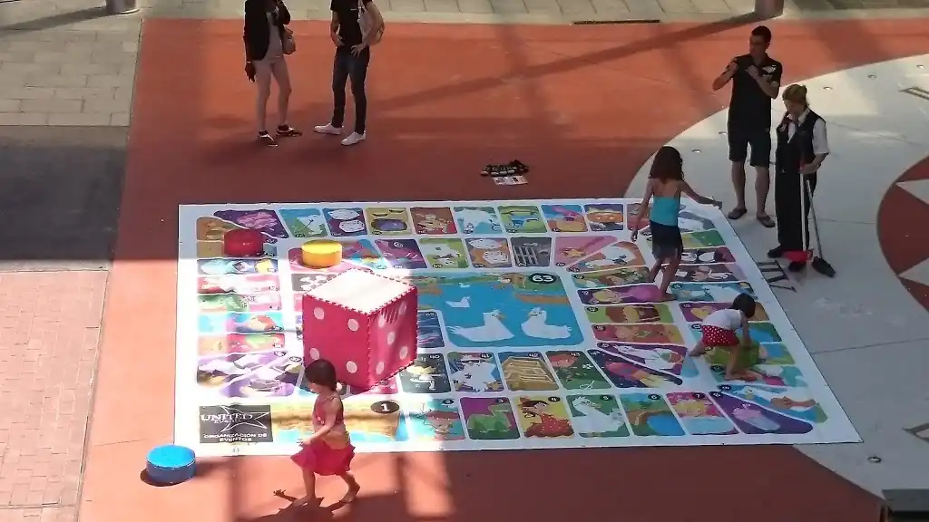 Nens llançant el dau gegant a la festa major