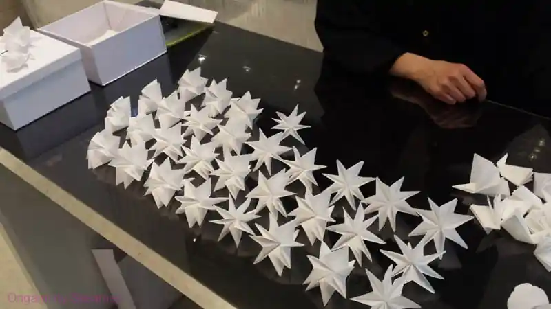 Taller de origami para empresas con empleados plegando papel