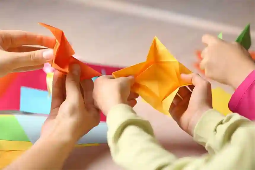 Figuras de origami como detalle en el cóctel de una boda