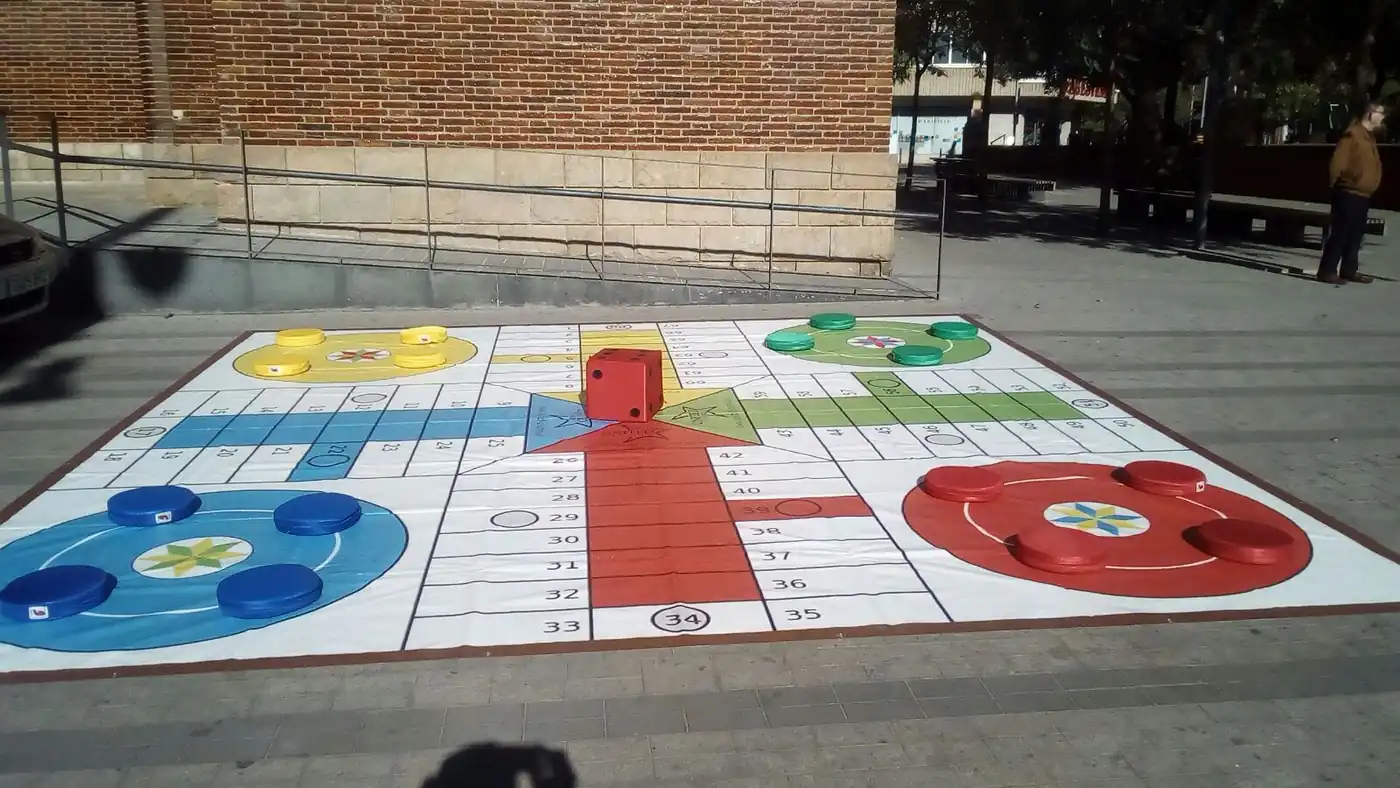 Torneo de parchís gigante por equipos en una convención