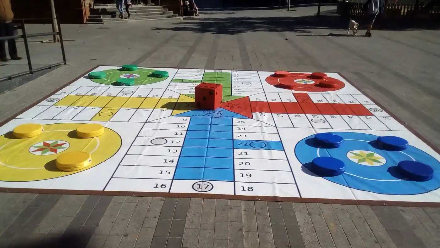 Familias jugando al parchís gigante en una comunión