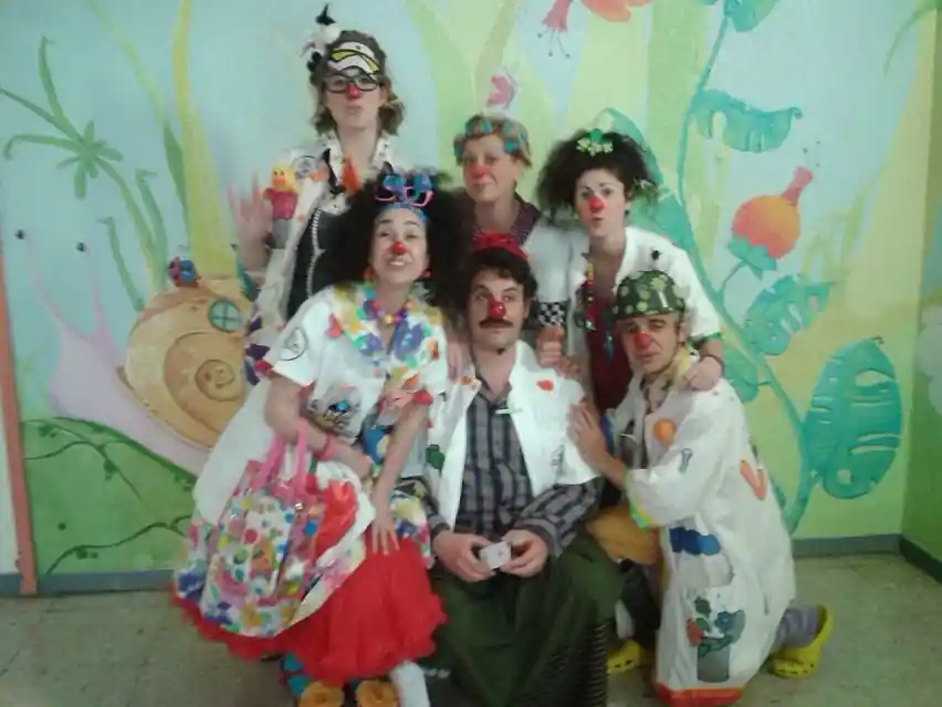 Clown actuant davant adults en un esdeveniment d'empresa