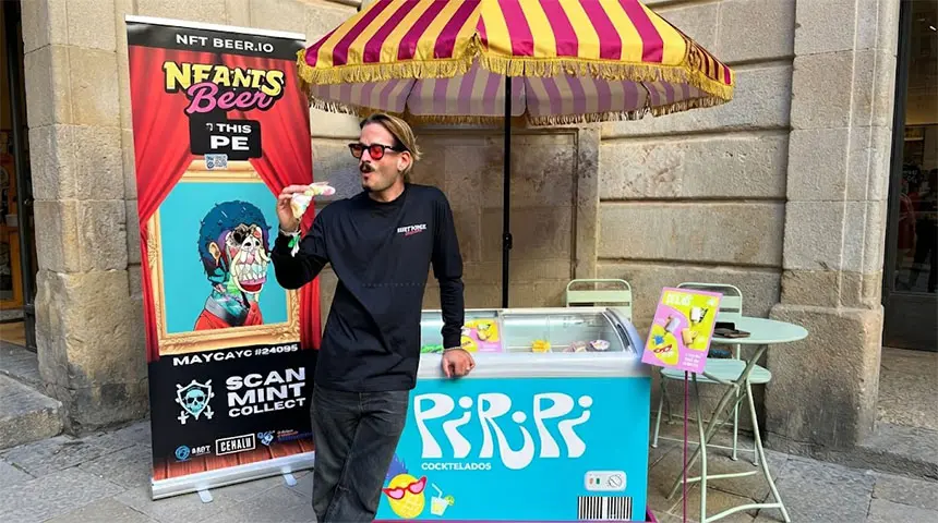 Boozy cocktail ice lollies at a summer wedding