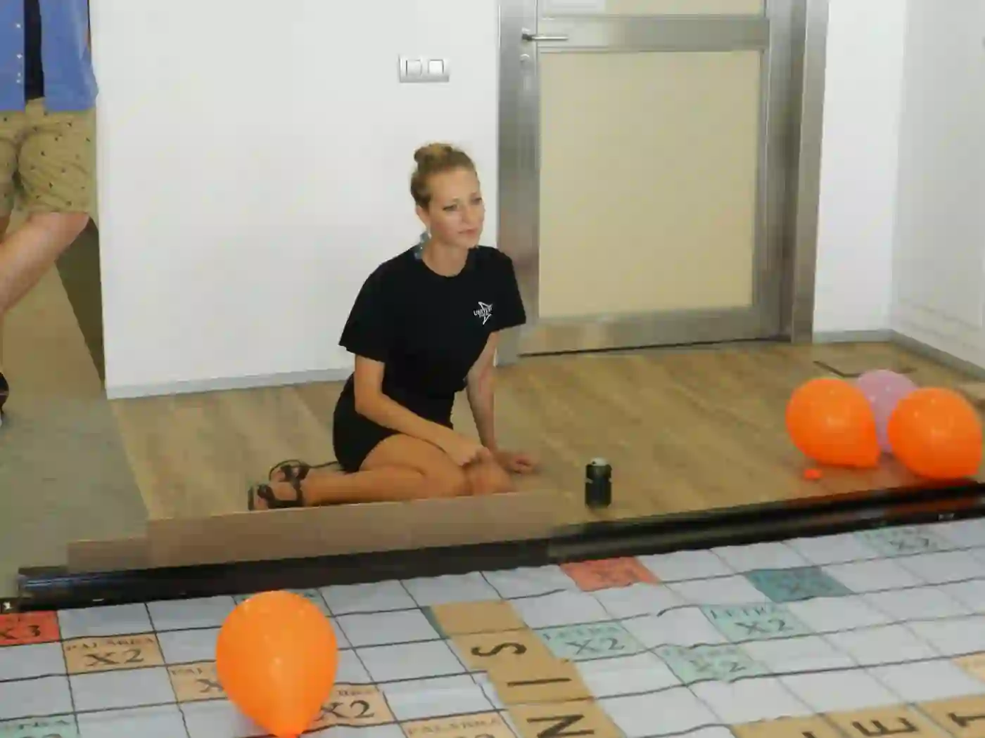 Nens jugant al Scrabble gegant en una biblioteca